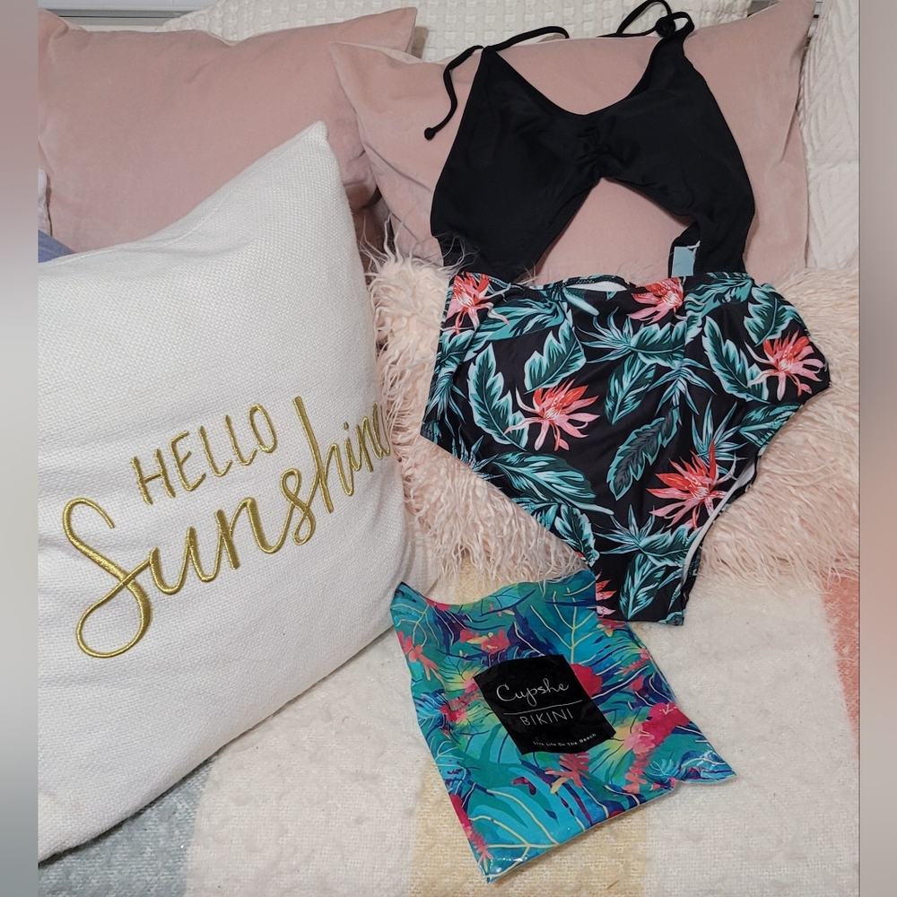NWT Cupshe One piece bathing suit w cut out middle, sz. M